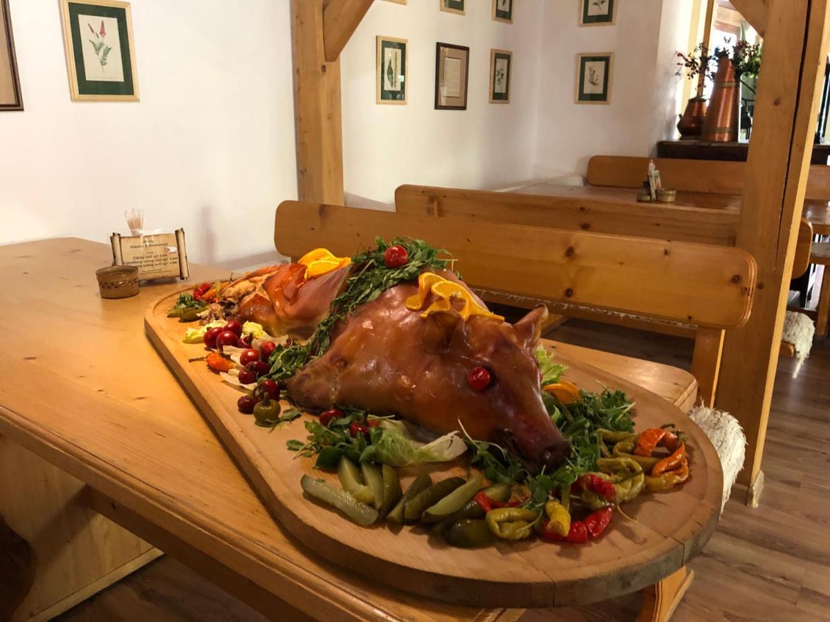 Trenčín Maria Penzion & Restaurant מראה חיצוני תמונה